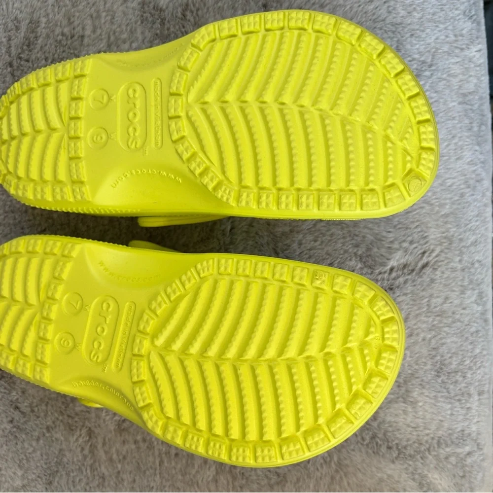 CROCS unisex Lime Green Clogs with Charms size 9 - Picture 2 of 4
